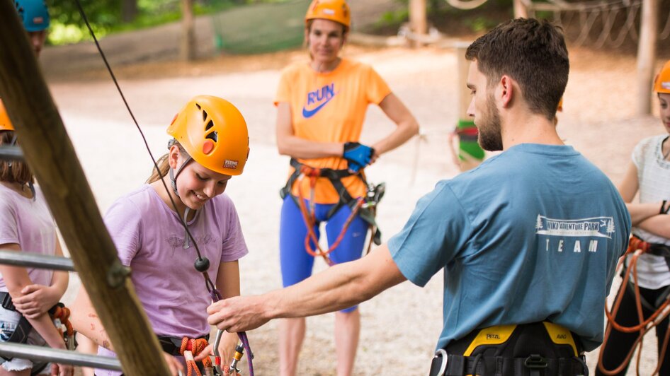 Gruppenaktivität im Kletterwald mit Instruktor und Teilnehmern. | © WAP