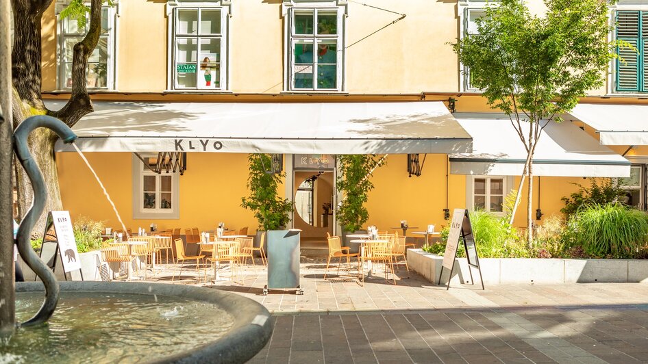 Außenansicht des Restaurants KLYO in Graz mit Terrasse.