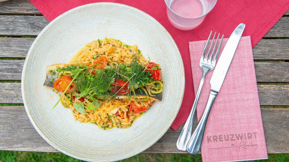 Ein Teller mit Fisch, Tomaten und Pasta im Kreuzwirt am Rosenberg in Graz. | © 5komma5sinne - Helmut Schweighofer