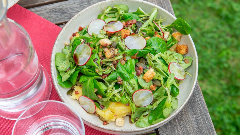 Eine Schüssel frischer Salat mit Radieschen, Croutons und grünen Blättern. | © 5komma5sinne - Helmut Schweighofer