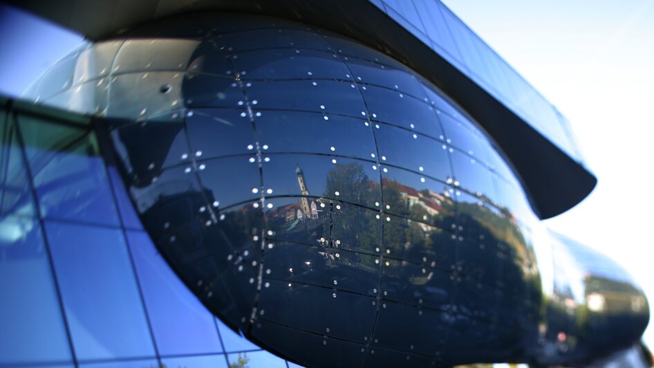 Das Kunsthaus Graz mit spiegelnder Fassade.