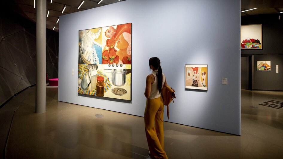 Eine Person betrachtet Kunstwerke im Kunsthaus Graz.