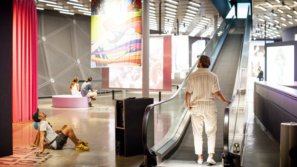 Besucher im Kunsthaus Graz, moderne Kunst und interaktive Elemente.