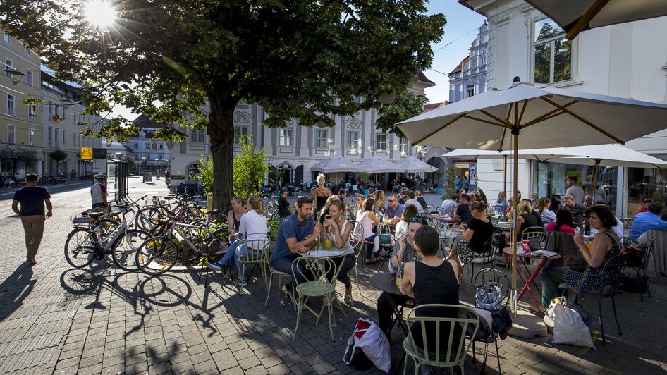 Besucher genießen das Ambiente im Kunsthauscafé in Graz bei Sonnenschein. | © Graz Tourismus - Tom Lamm