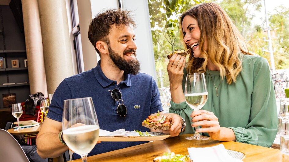 Paar genießt Essen und Trinken im Kunsthauscafé in Graz. | © Graz Tourismus - Werner Krug