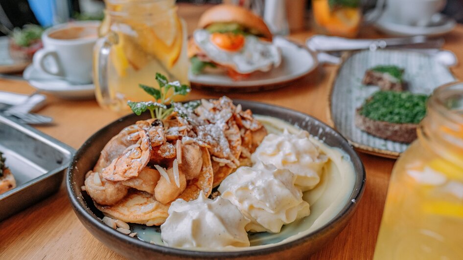 Leckeres Frühstück im Kunsthauscafé in Graz mit Pfannkuchen und Sahne. | © 5komma5sinne - Rene Strasser Fotografie 