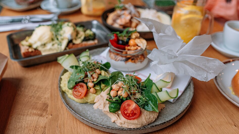 Leckeres Essen im Kunsthauscafé in Graz, mit Salat und Hummus. | © 5komma5sinne - Rene Strasser Fotografie 