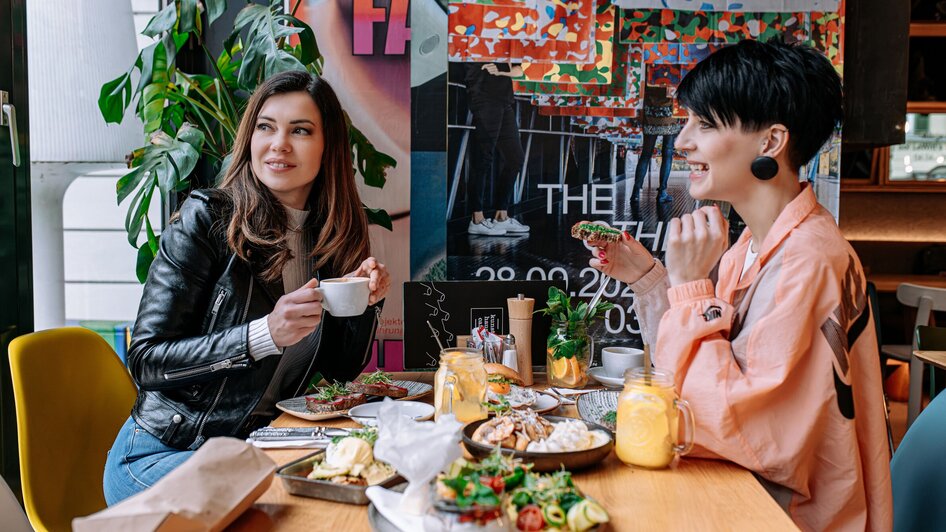 Zwei Frauen im Kunsthauscafé in Graz beim Essen und Trinken. | © 5komma5sinne - Rene Strasser Fotografie 