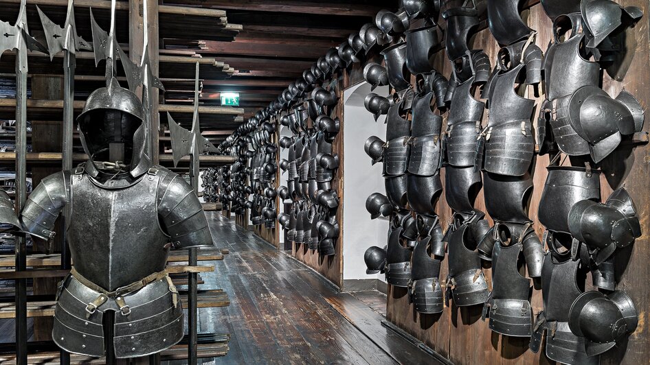 Eine Sammlung von Rüstungen im Landeszeughaus in Graz.