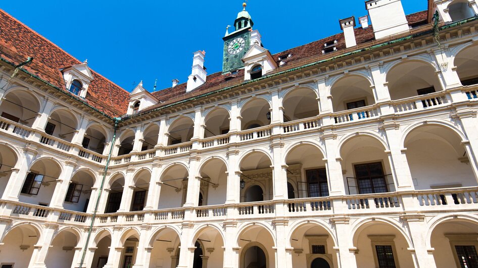 Der Landhaushof in Graz mit beeindruckender Architektur und einem blauen Himmel.