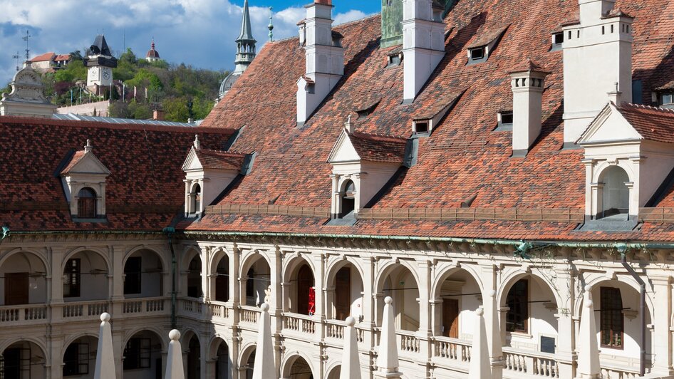 Der Landhaushof in Graz mit dem Grazer Uhrturm im Hintergrund.