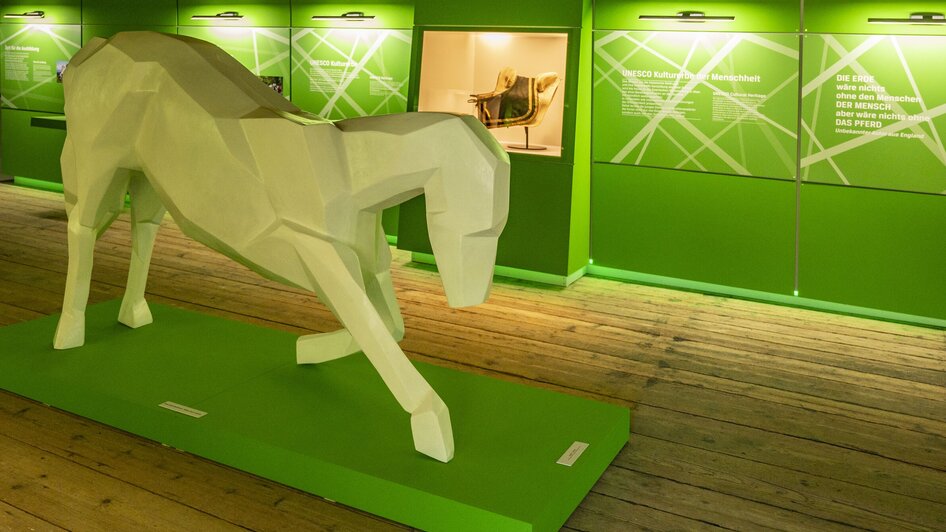Skulptur eines Pferdes aus geometrischen Formen vor grüner Wand. | © SHS-LipizzanergestütPiberGöR - Renè van Bakel