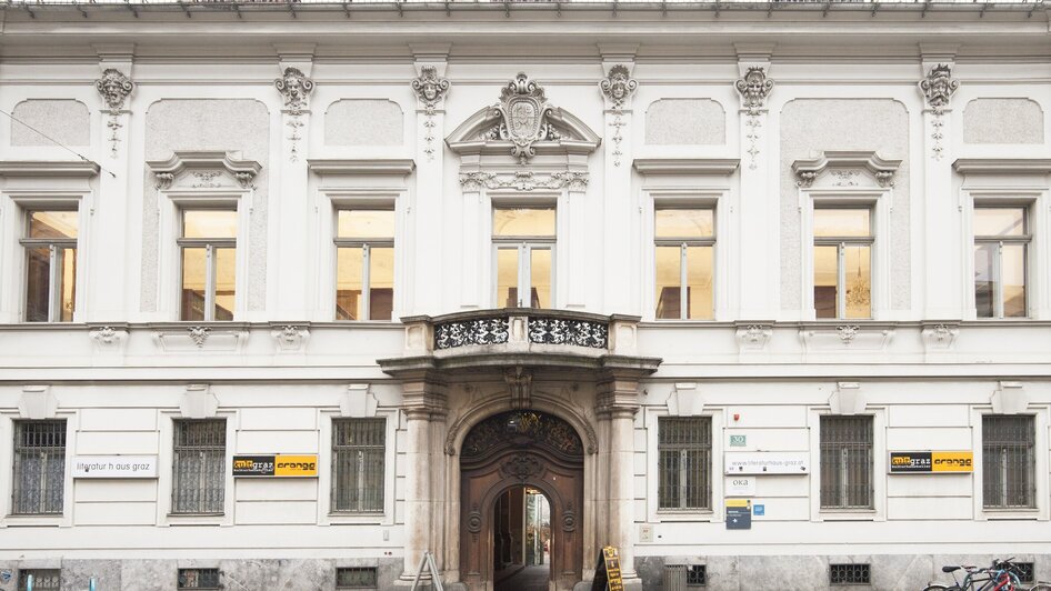 Das Literaturhaus in Graz, ein moderner Bau mit dekorativen Elementen und Eingangsportal. | © Clara Wildberger