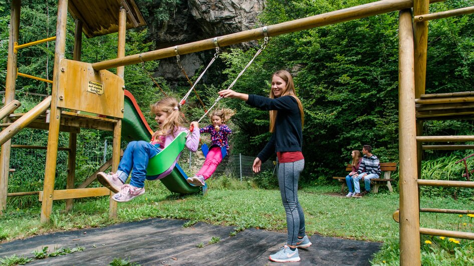 Zwei Mädchen schaukeln auf einem Spielplatz | © TV Region Graz - Mias Photoart