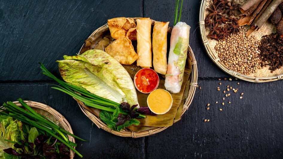 Ein Korb mit verschiedenen vietnamesischen Speisen wie Frühlingsrollen und Dips. | © Ma Kitchen