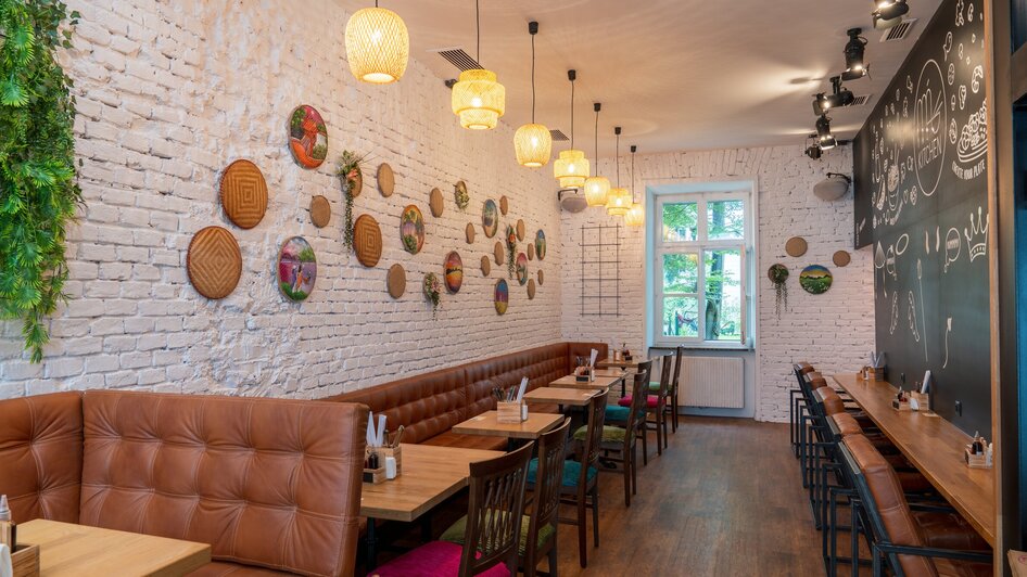 Moderne Inneneinrichtung eines Restaurants mit wärmeren Lichtakzenten. | © Ma Kitchen