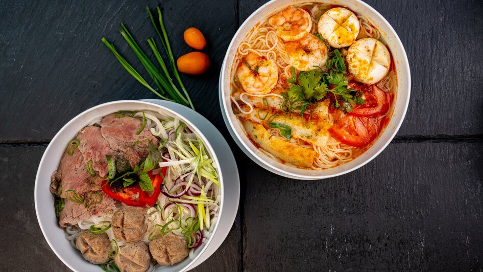 Zwei Schalen mit Nudelsuppe, eine mit Fleischbällchen und die andere mit Shrimps. | © Ma Kitchen