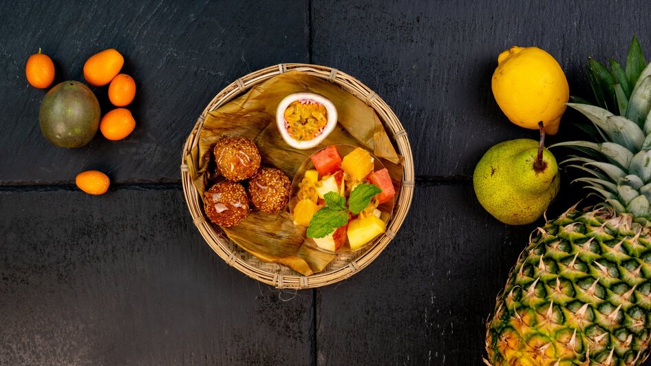 Bunter Obstteller mit Snacks in einem Korb. | © Ma Kitchen