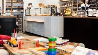 Gemütliches Café mit Spielbereich, Backwaren und frischen Snacks. | © Martin Auer 