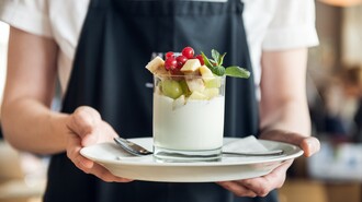 Ein Kellner serviert ein Dessert mit frischen Früchten. | © Martin Auer 