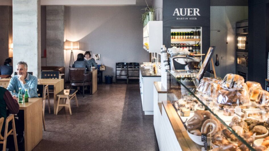 Gemütliches Café mit frischen Backwaren und Getränken. | © Martin Auer