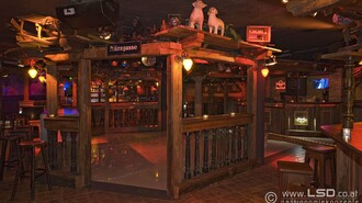 Gemütliche Bar mit Holzdekor und interessanter Beleuchtung. | © Mausefalle