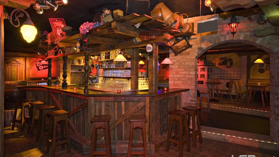 Gemütliche Bar mit Holztheke und Getränken in Graz. | © Mausefalle +