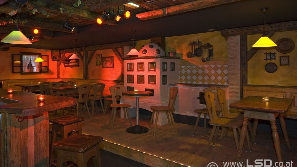 Gemütliche Bar mit Holzdekor und warmem Licht. | © Mausefalle +