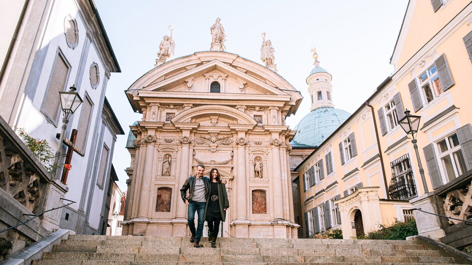 Paar auf den Treppen zum Mausoleum neben dem Grazer Dom.
