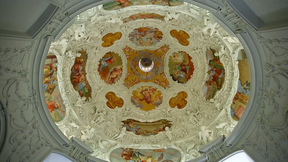 Decke des Mausoleums mit prächtigen Wandmalereien.