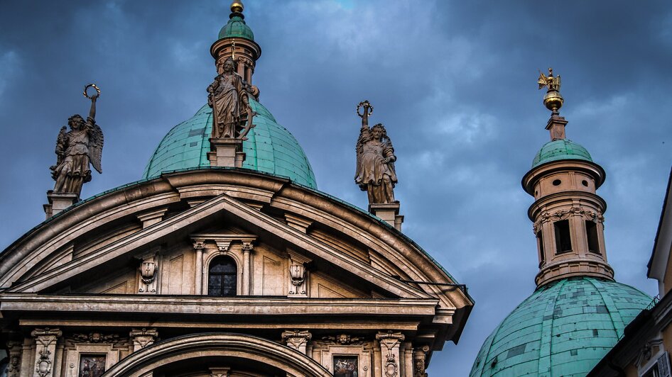 Das Mausoleum neben dem Grazer Dom mit glänzender Kuppel und Statuen.