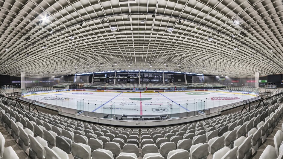 Panoramablick auf das leere Merkur Eisstadion in Graz.