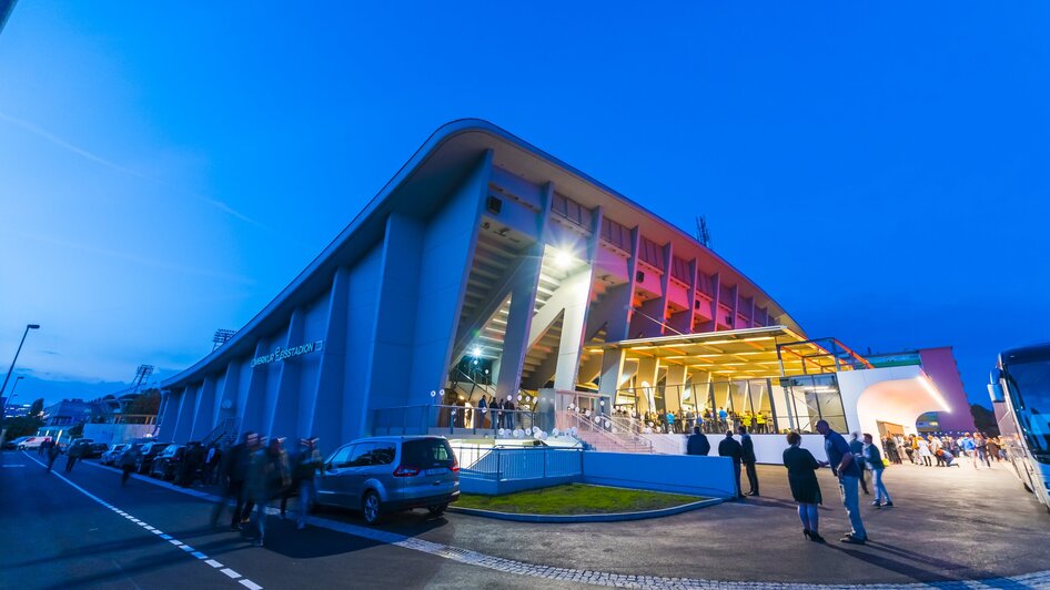 Das Merkur Eisstadion in Graz beleuchtet bei Dämmerung.