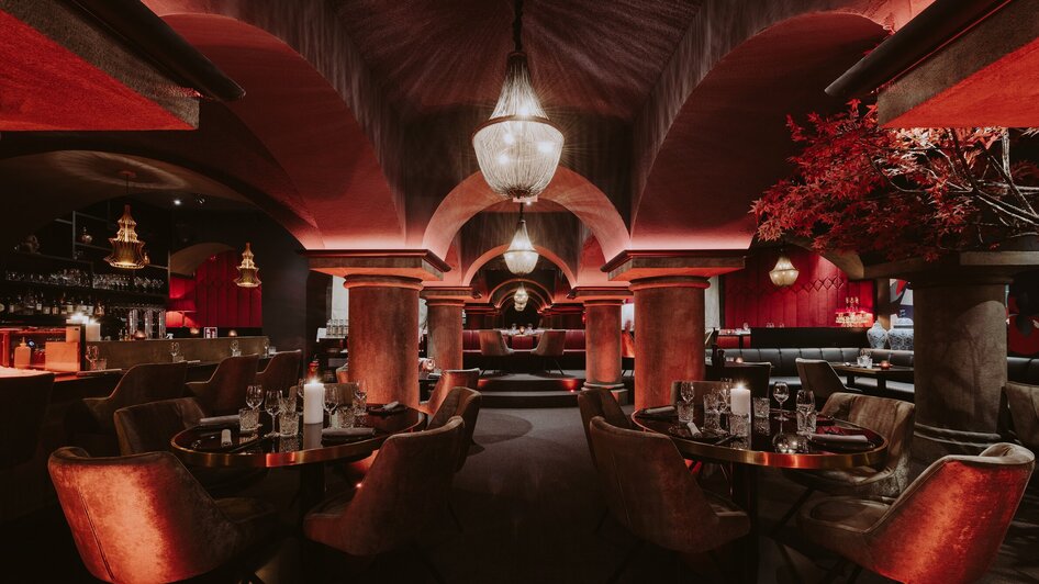 Elegante Restaurant-Atmosphäre mit stilvoller Beleuchtung.