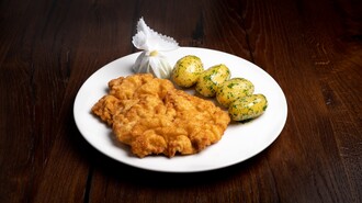 Ein Teller mit paniertem Schnitzel und Petersilienkartoffeln. | © Mohrenwirt