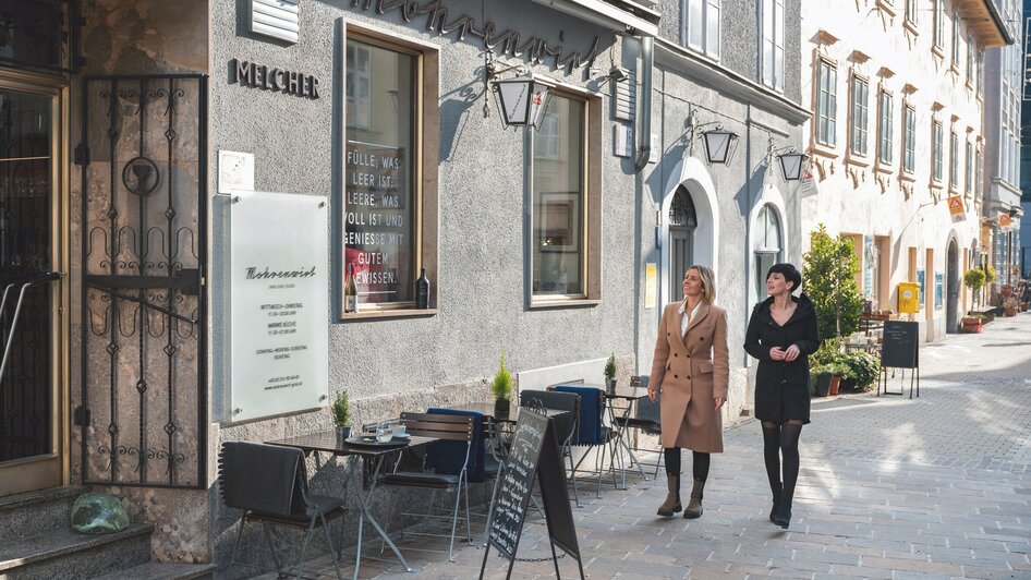 Zwei Frauen gehen am Mohrenwirt in Graz vorbei. | © 5komma5sinne - Rene Strasser Fotografie 