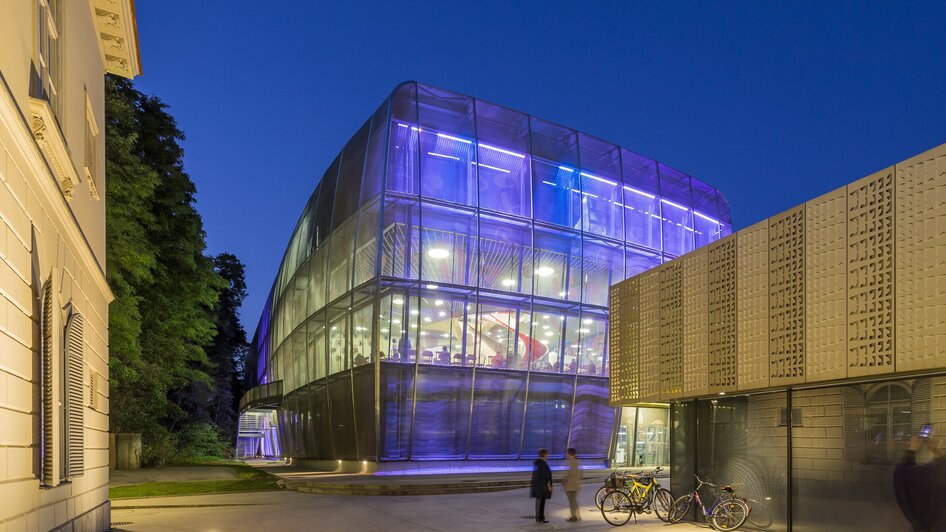 Moderne Architektur des MUMUTH in Graz bei Nacht. | © Wolfgang Hummer