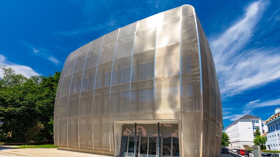 Moderne Architektur des MUMUTH in Graz unter blauem Himmel. | © Graz Tourismus - Harry Schiffer