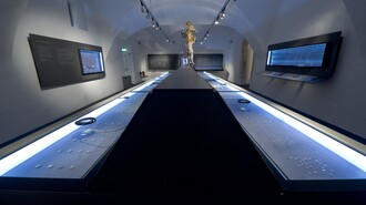 Einblicke in das Münzkabinett mit Ausstellungen und beleuchteten Vitrinen. | © UMJ - Nicolas Lackner