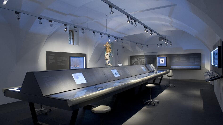 Moderne Ausstellung im Münzkabinett mit interaktiven Elementen. | © UMJ - Nicolas Lackner