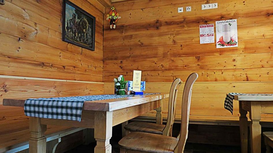 Gemütlicher Innenraum eines Heurigen mit Holzverkleidung. | © Murheuriger