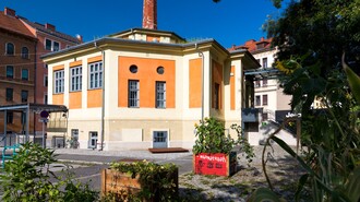 Das Museum der Wahrnehmung in Graz, orangefarbenes Gebäude mit Garten und urbanem Raum. | © Graz Tourismus - Harry Schiffer