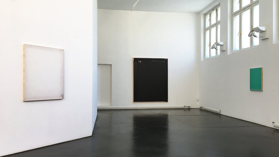 Minimalistische Kunstausstellung mit vier Gemälden. | © Photo Jaromír Novotný