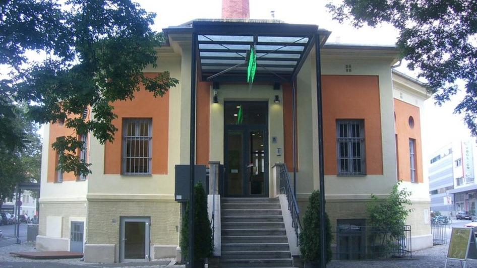 Historisches Gebäude in Graz mit Treppenaufgang und modernen Elementen. | © MUWA