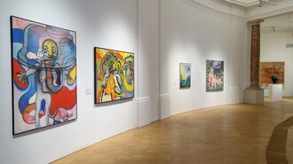 Bunte Gemälde in einer Galerie mit Holzfußboden und natürlichem Licht. | © UMJ - N. Lackner