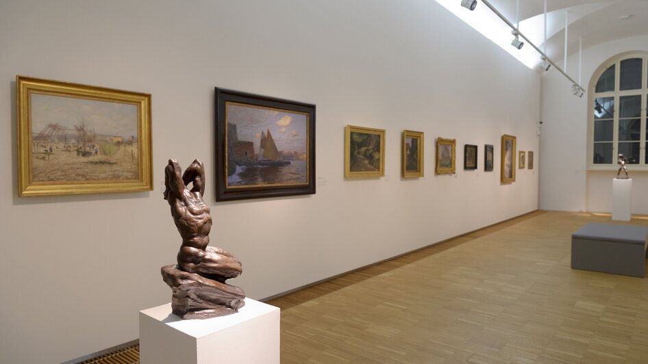 Innenansicht der Neuen Galerie mit Skulptur und Bildern. | © UMJ - N. Lackner