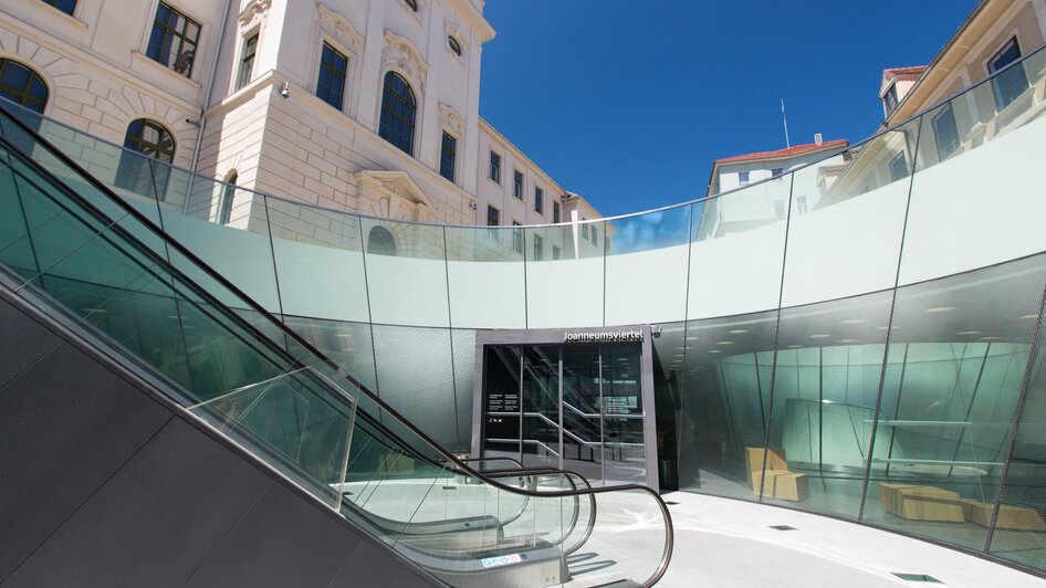 Eingang zum Joanneumsviertel in Graz mit modernen Architekturdetails. | © Graz Tourismus - Harry Schiffer