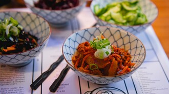 Schale mit Kimchi und Beilagen in einer Restaurantumgebung. | © Moriwano Group - jack-coleman.com