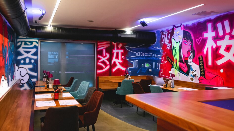 Ein modern gestalteter Innenraum mit bunten Graffiti-Wänden. | © Moriwano Group - jack-coleman.com