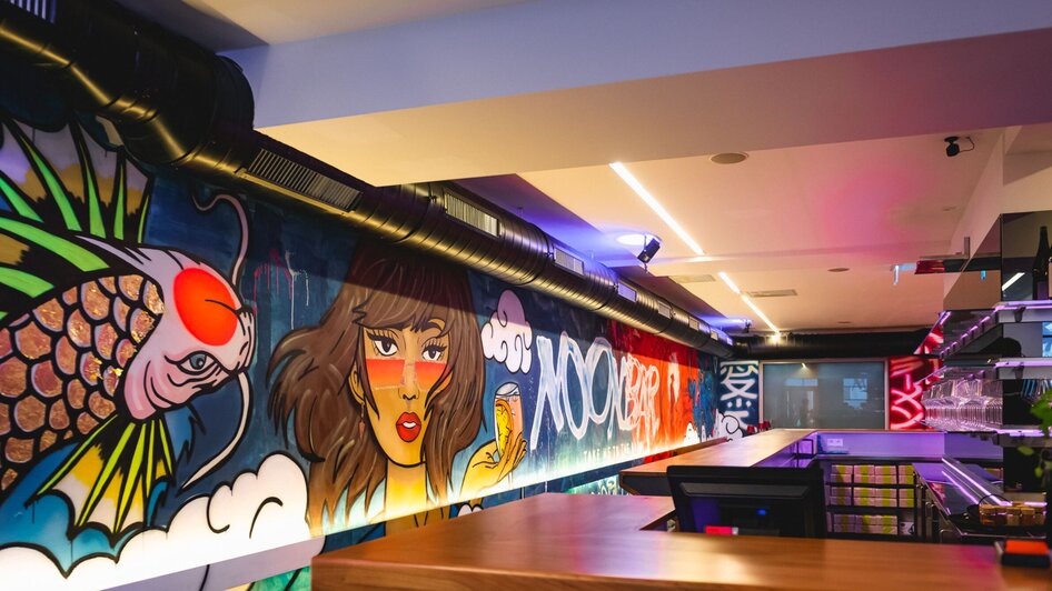 Moderne Bar mit Graffiti und stilvollem Design in Graz. | © Moriwano Group - jack-coleman.com